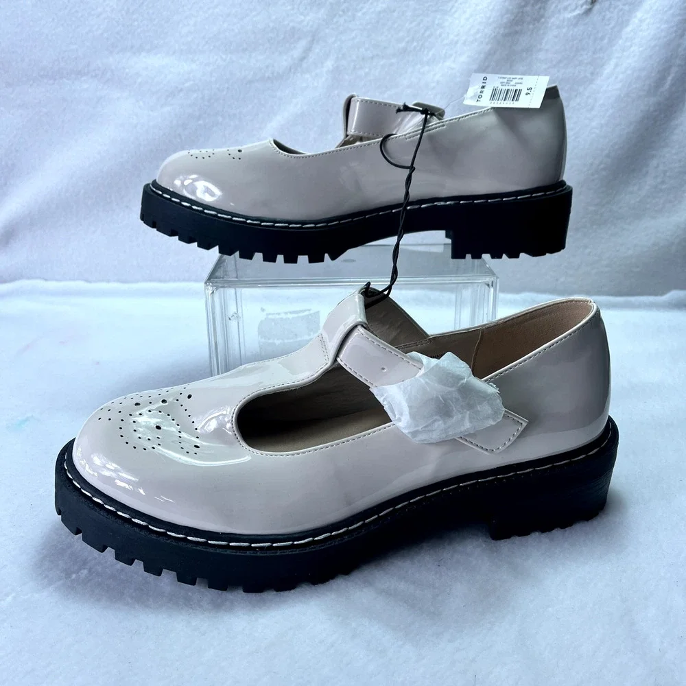 Torrid Shoe Womens 9.5 WW T-Strap Lug Mary Jane Beige Faux Patent Leather
